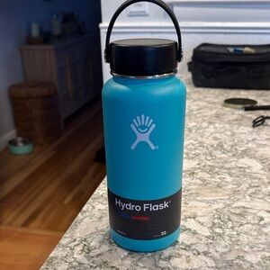 Hydro Flask Aqua Bottle with Black Lid